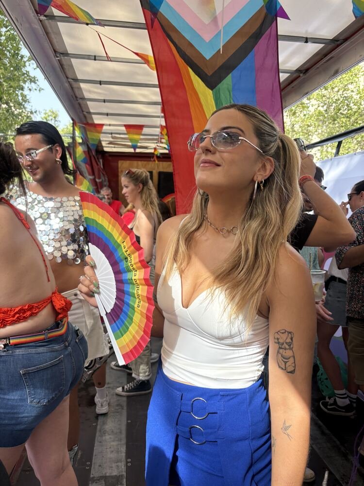 Andrea celebrando el orgullo